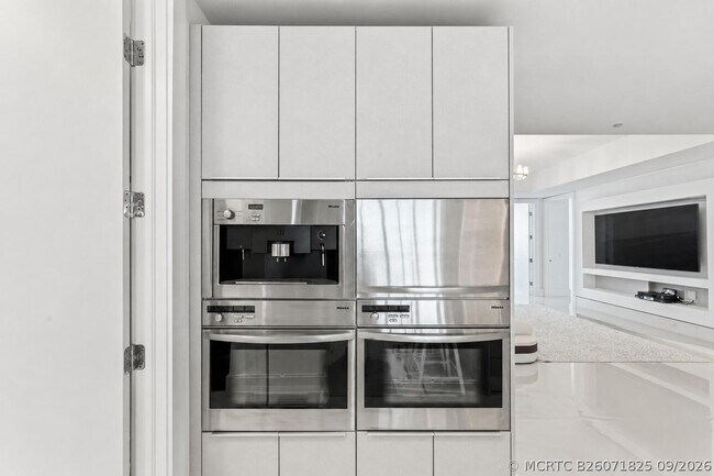 Building Photo - 5959 Collins Ave