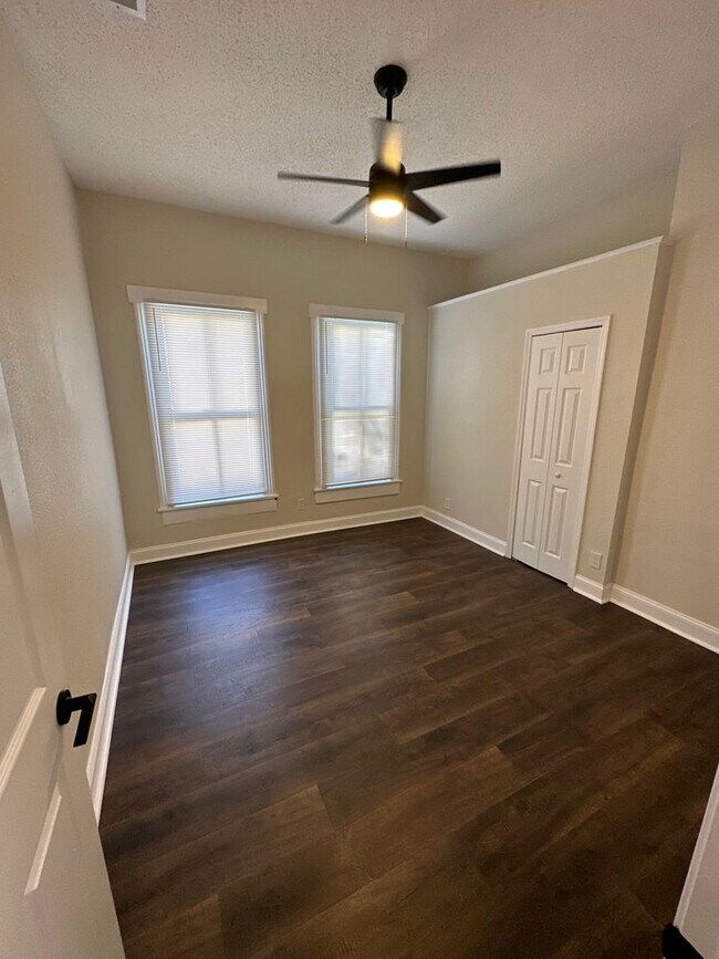 Building Photo - Fully Renovated 4/1-Single Family  Availab...