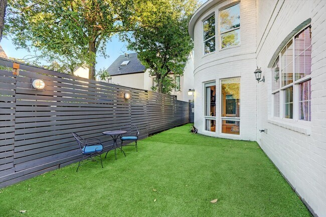 Building Photo - 1502 Whispering Pines Dr