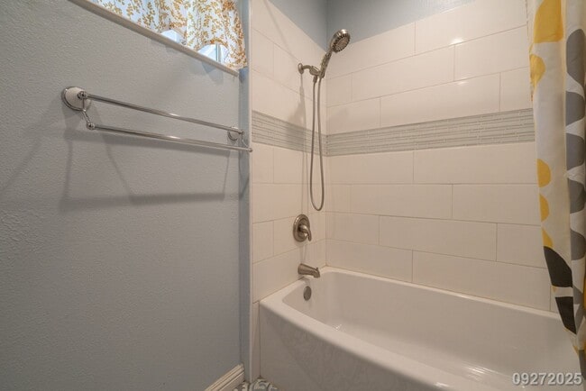 Building Photo - $3,100 / 2br - 953ft2 - Charming and updat...