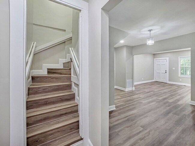 Building Photo - Beautifully Renovated 4 Bedroom Home in th...