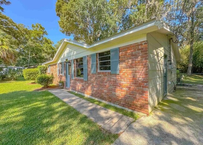 Building Photo - 2034 Harriet Dr
