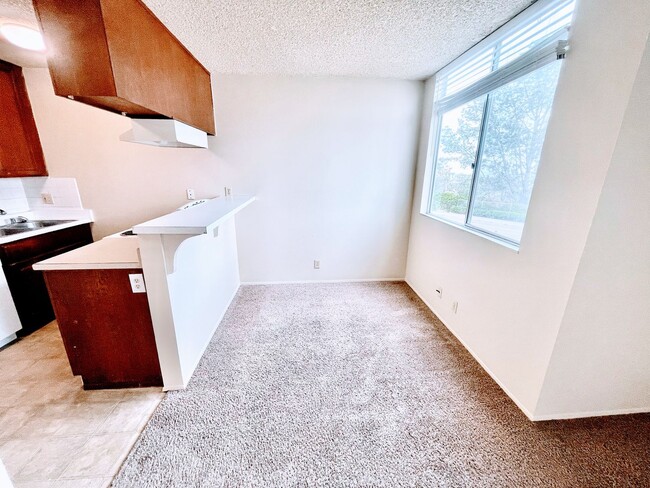 Building Photo - Barrier Reef Studio Condo Close to the Bea...