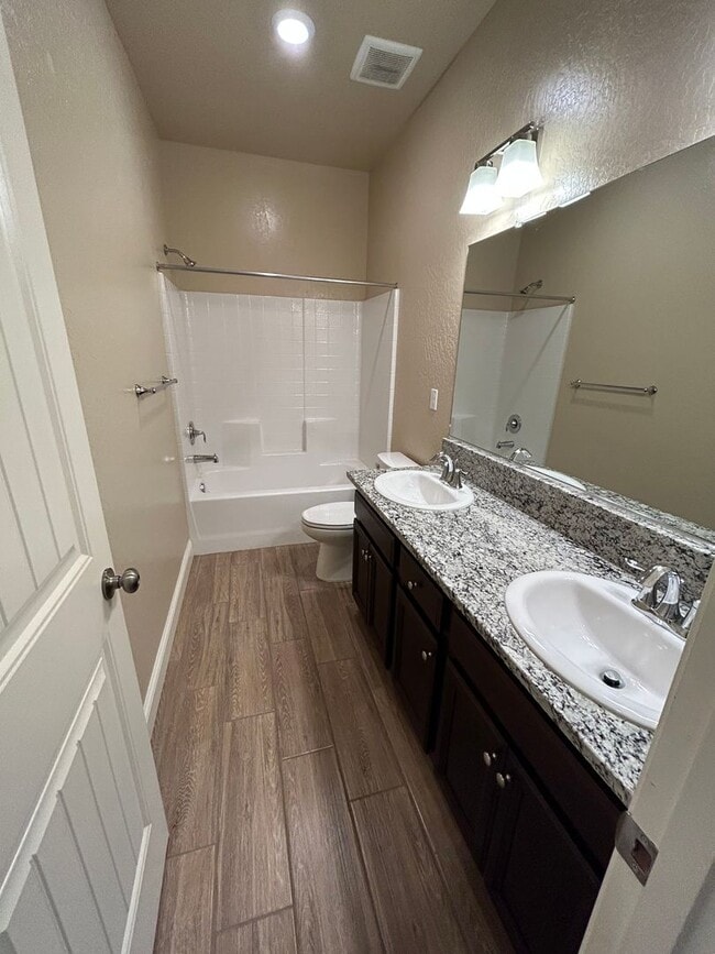 Building Photo - Beautiful 4 Bedroom 2 Bathroom Home in SE Visalia with Solar and Yard Care!