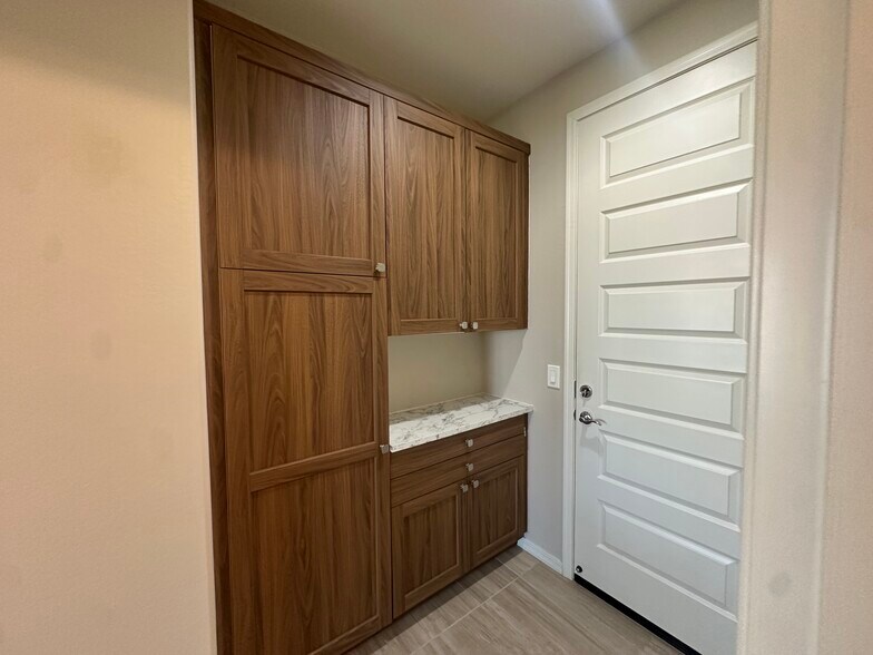 Building Photo - 2518 W Novak Way