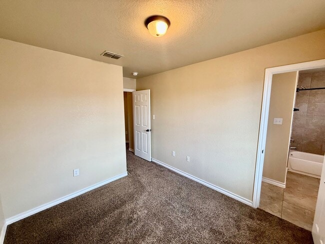 Building Photo - Beautiful 3 BR, 2.5 bath townhome located in the Judson School District