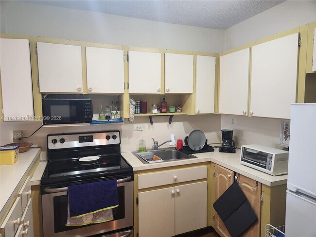 Building Photo - 8990 SW 24th St