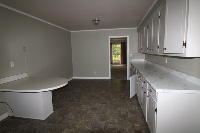 Building Photo - Conveniently Located Duplex