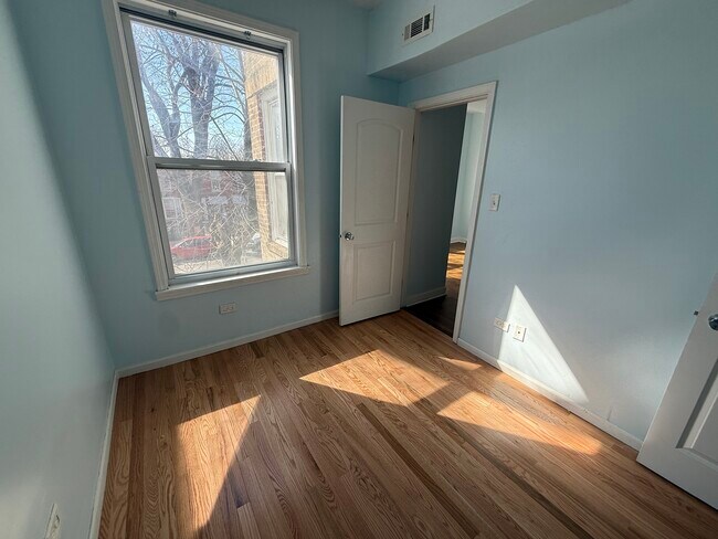 Building Photo - 411 N Hamlin Ave