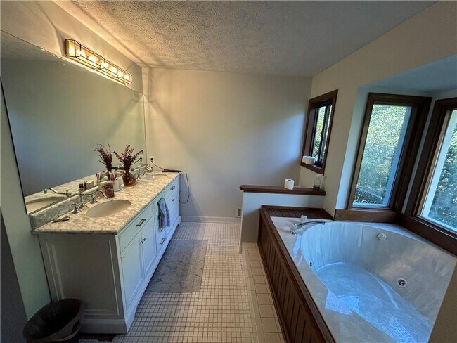 Building Photo - 2716 Peachtree Walk