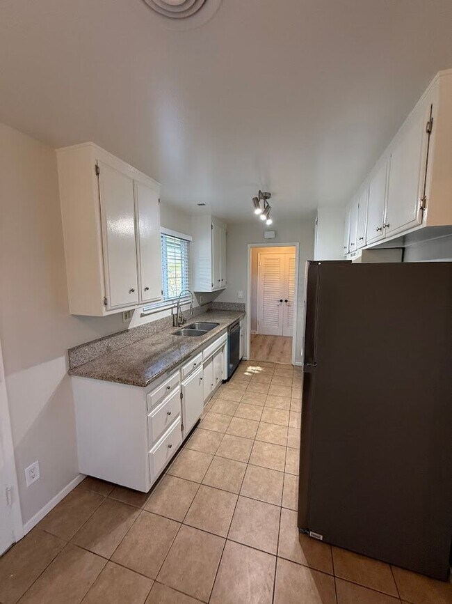 Building Photo - Beautiful 4 Bedroom, 2 Bathroom, Sylmar Home! Ready for Move-In!