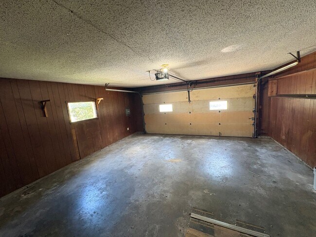 Building Photo - 1103 S Paula Ave