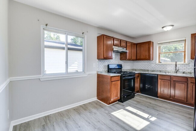 Building Photo - Introducing a beautiful 3 bedroom, 1 bathr...