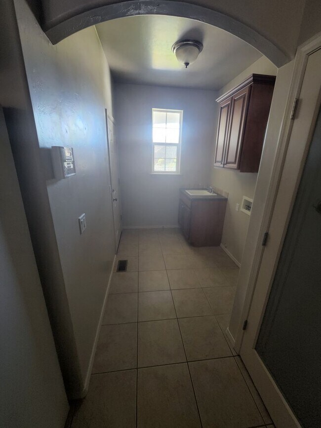 Building Photo - 3 Bedroom 2 Bathroom