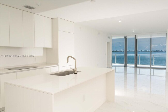 Building Photo - 700 NE 24th St