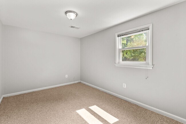 Building Photo - 5 Bed 3 Bath - Chevy Chase Rambler - Move IN Ready