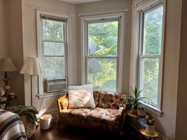 Building Photo - 3 bedroom in Chicago IL 60657