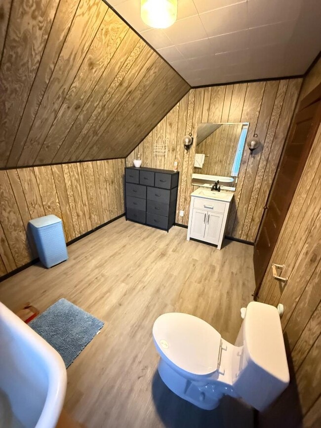 Building Photo - 1102 Oakes St