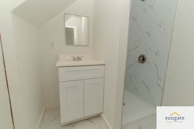 Building Photo - 208 Lloyd St