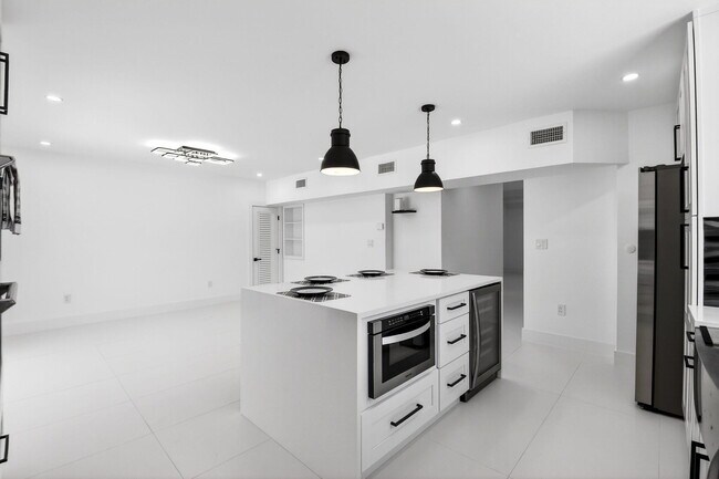 Building Photo - 1410 Beta Ct N