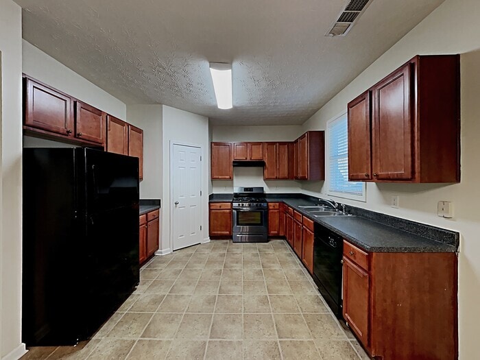 Building Photo - 2400 Village Green Dr