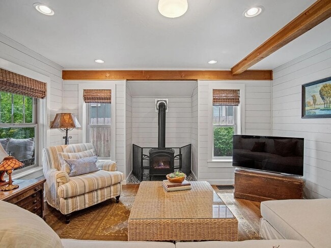 Building Photo - Newly Updated 2 Story Home with Large Yard