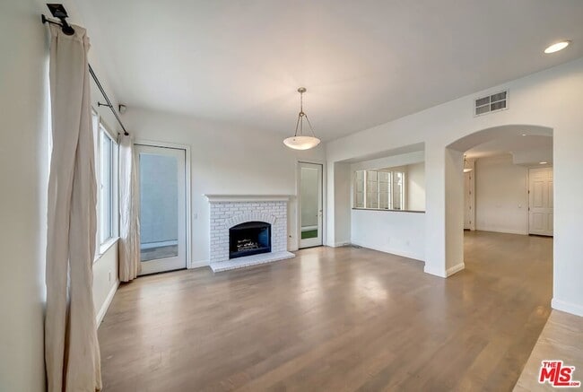 Building Photo - 24819 Cll Cedro