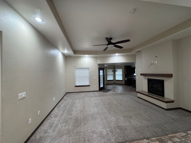 Building Photo - Beautiful 4 bed 2 bath home Available Now!