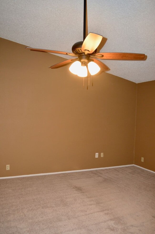Building Photo - Beautiful and spacious 3 bed 2 bath.
