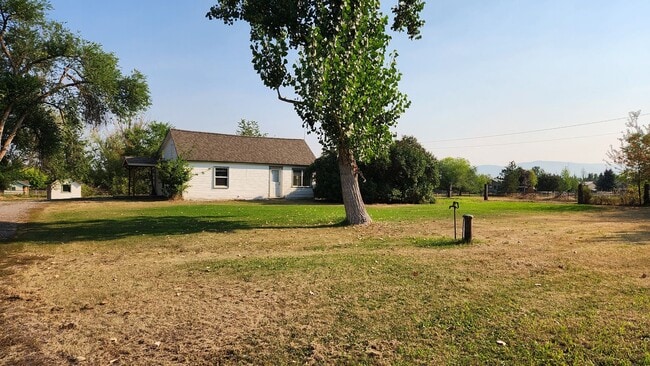 Building Photo - Home on Two Acres with Pets Considered