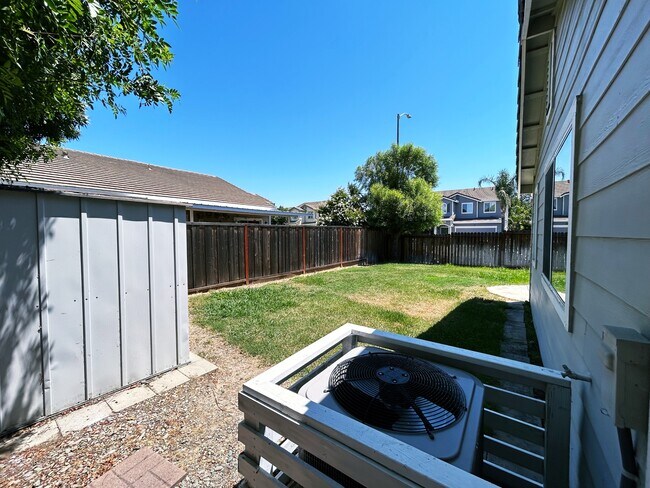 Building Photo - 253 Creektrail Ct