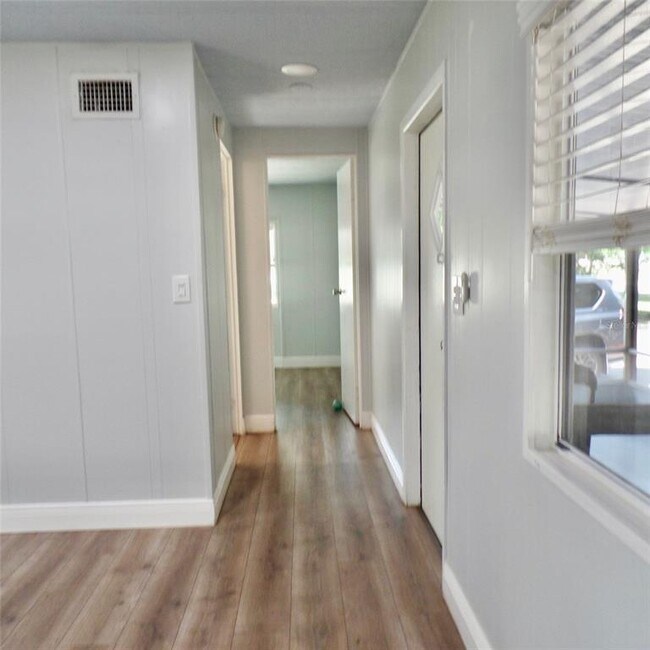 Building Photo - 4637 Fox Ridge Blvd