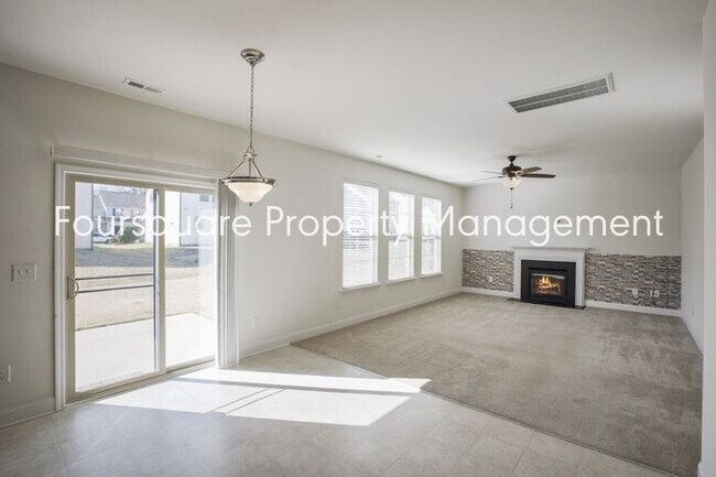 Building Photo - Spacious Single-Family Home with Open Floor Plan, Loft & Two-Car Garage – In the Popular Arrowhea...