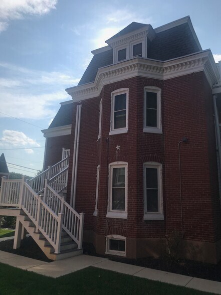 Building Photo - 141 W Broad St