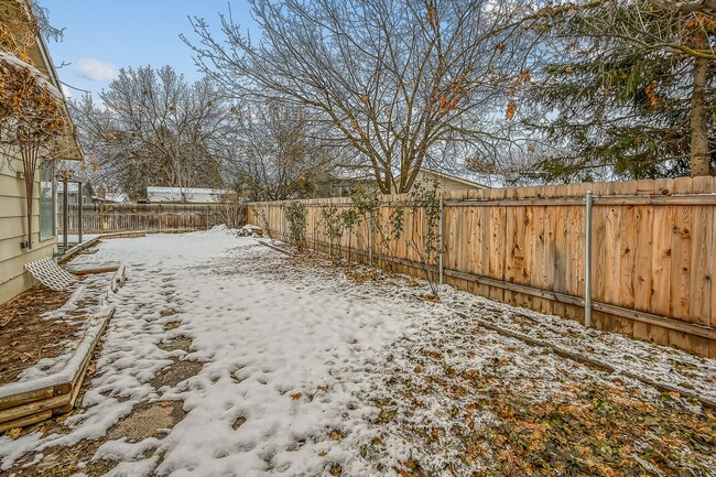 Building Photo - 3-bedroom 2-bathroom home with fenced back...