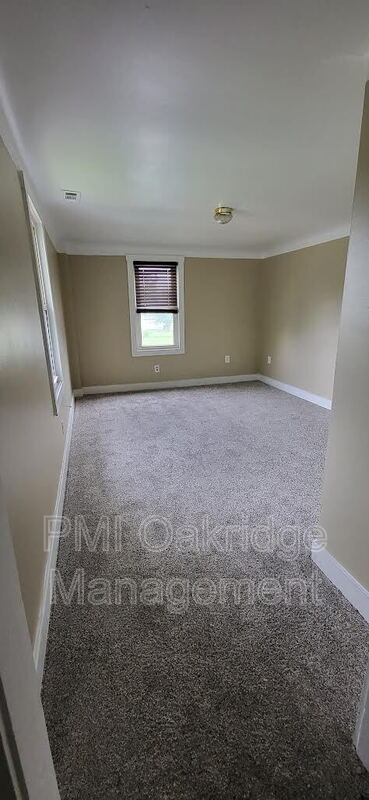 Building Photo - 906 1/2 Race Dr
