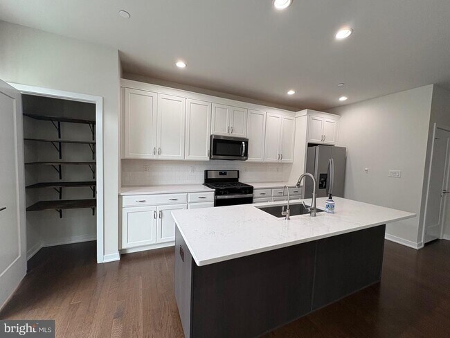 Building Photo - 208 Segel Dr