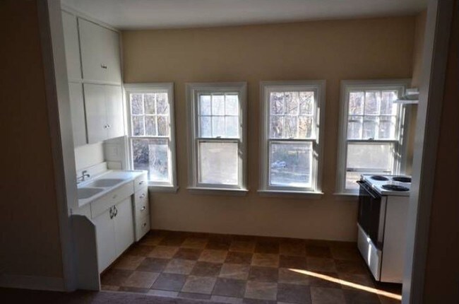 Building Photo - 305 Peasley St