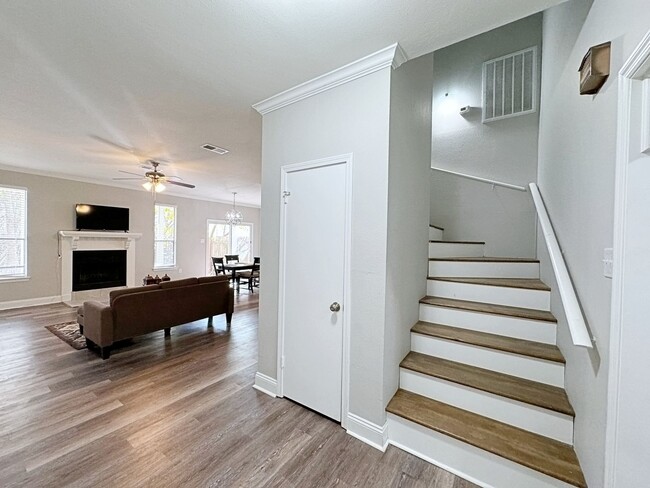 Building Photo - 4 Bedroom Furnished or UnFurnished rental