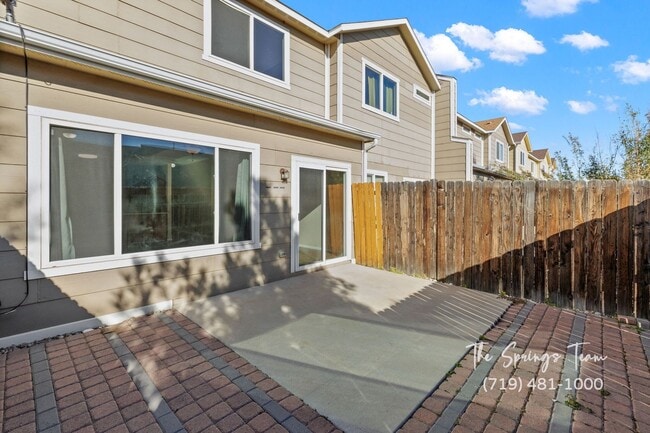 Building Photo - Charming 2BD/2.5BA Townhome with Attached ...