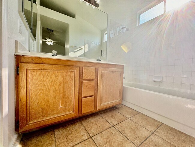 Building Photo - Charming 2 bedroom home in northwest. Very open floorplan.