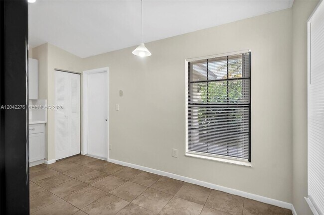 Building Photo - 681 Thornridge Ave