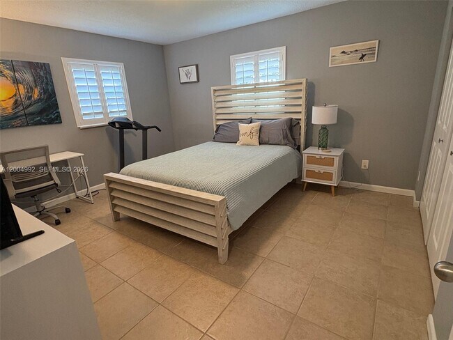 Building Photo - 333 Palm Cir