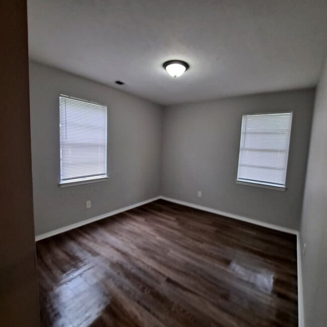 Building Photo - 264 E Holmes Rd