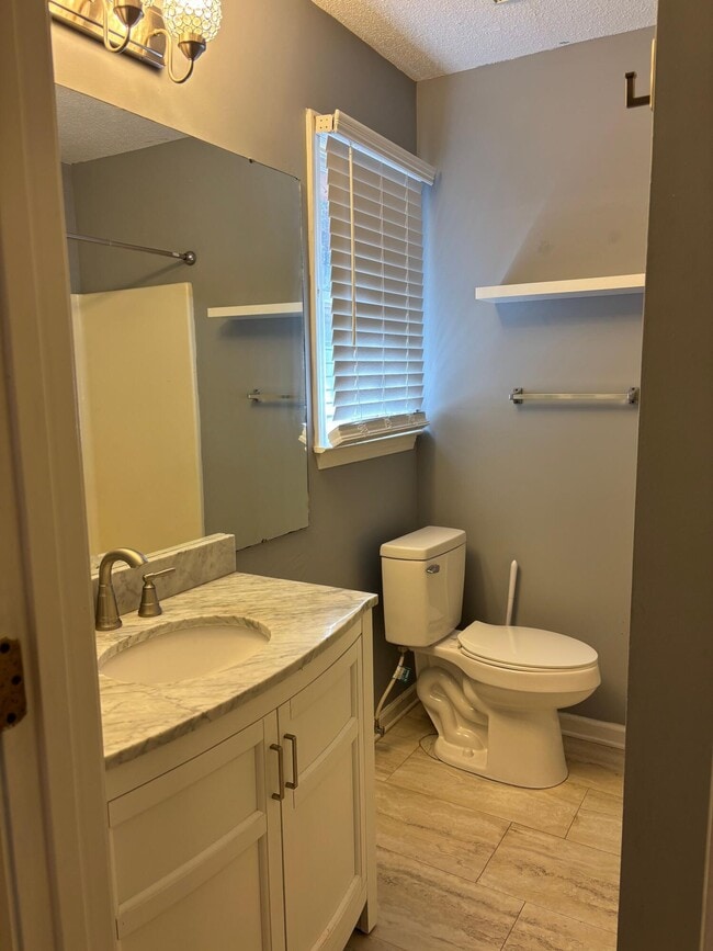 Building Photo - 1460 Crowndale Dr