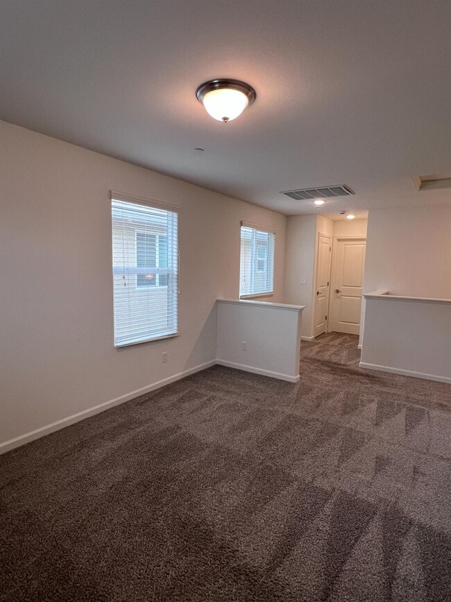 Building Photo - 1918 Oak Ln