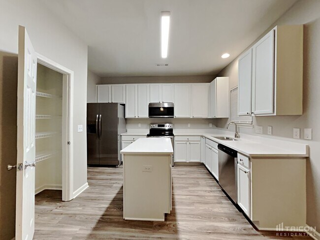 Building Photo - 1403 Peachcroft Rd