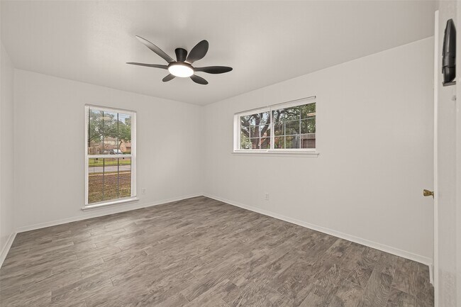 Building Photo - 5615 Beechnut St