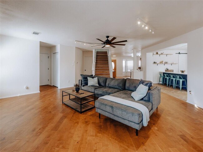 Building Photo - 2010 Carriage Club Dr