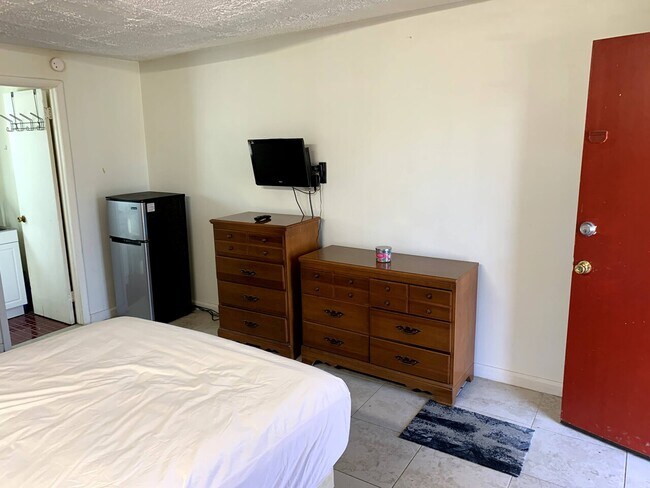 Building Photo - Hideout Room # 10